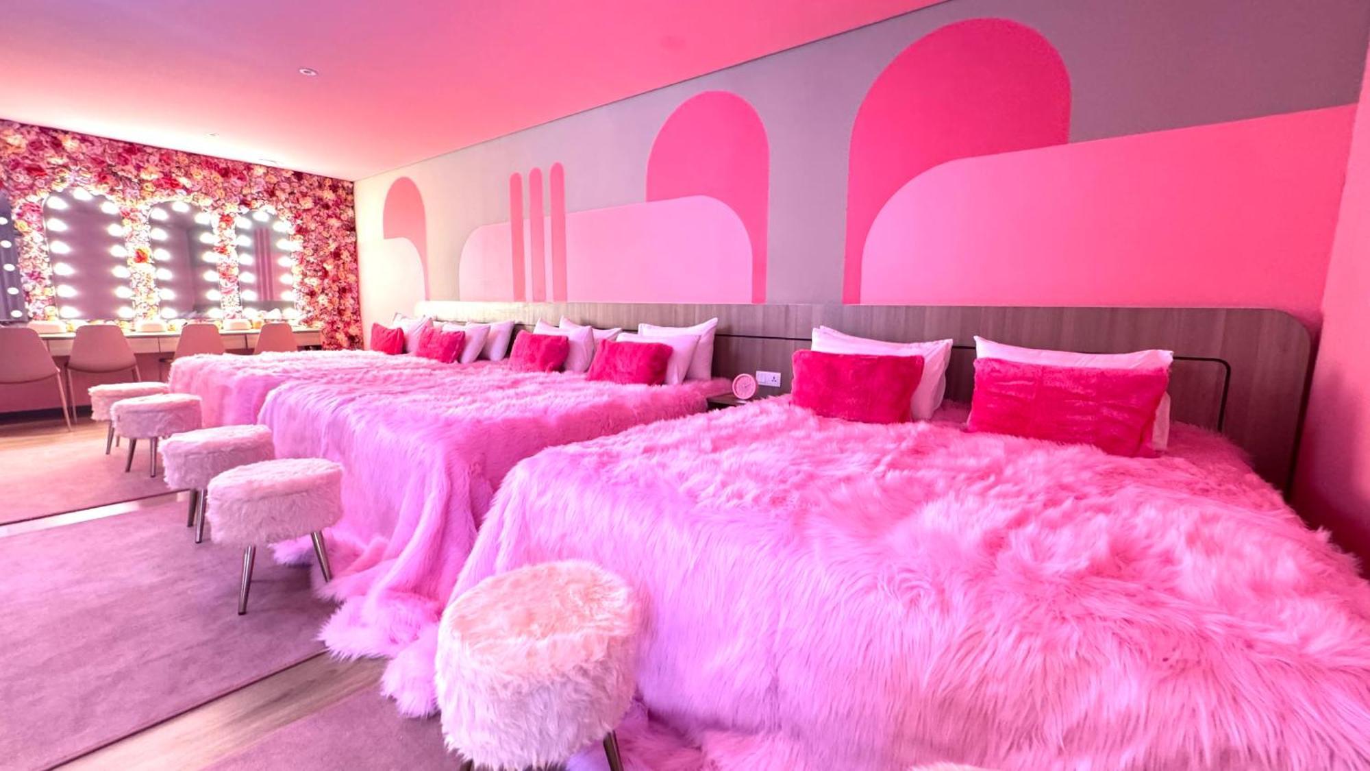 Yellow Bee Resort Cililitan ジャカルタ エクステリア 写真