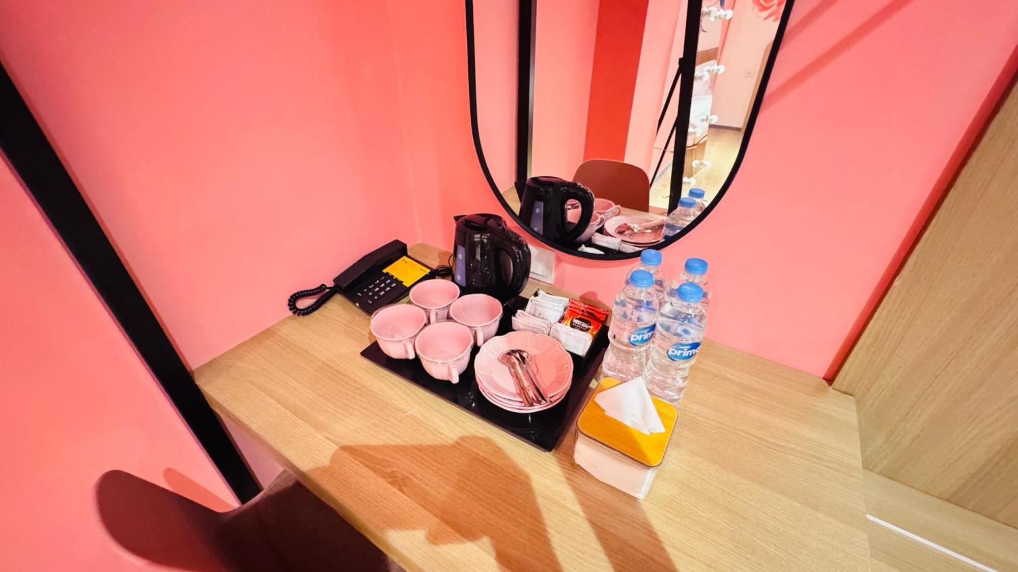 Yellow Bee Resort Cililitan ジャカルタ エクステリア 写真