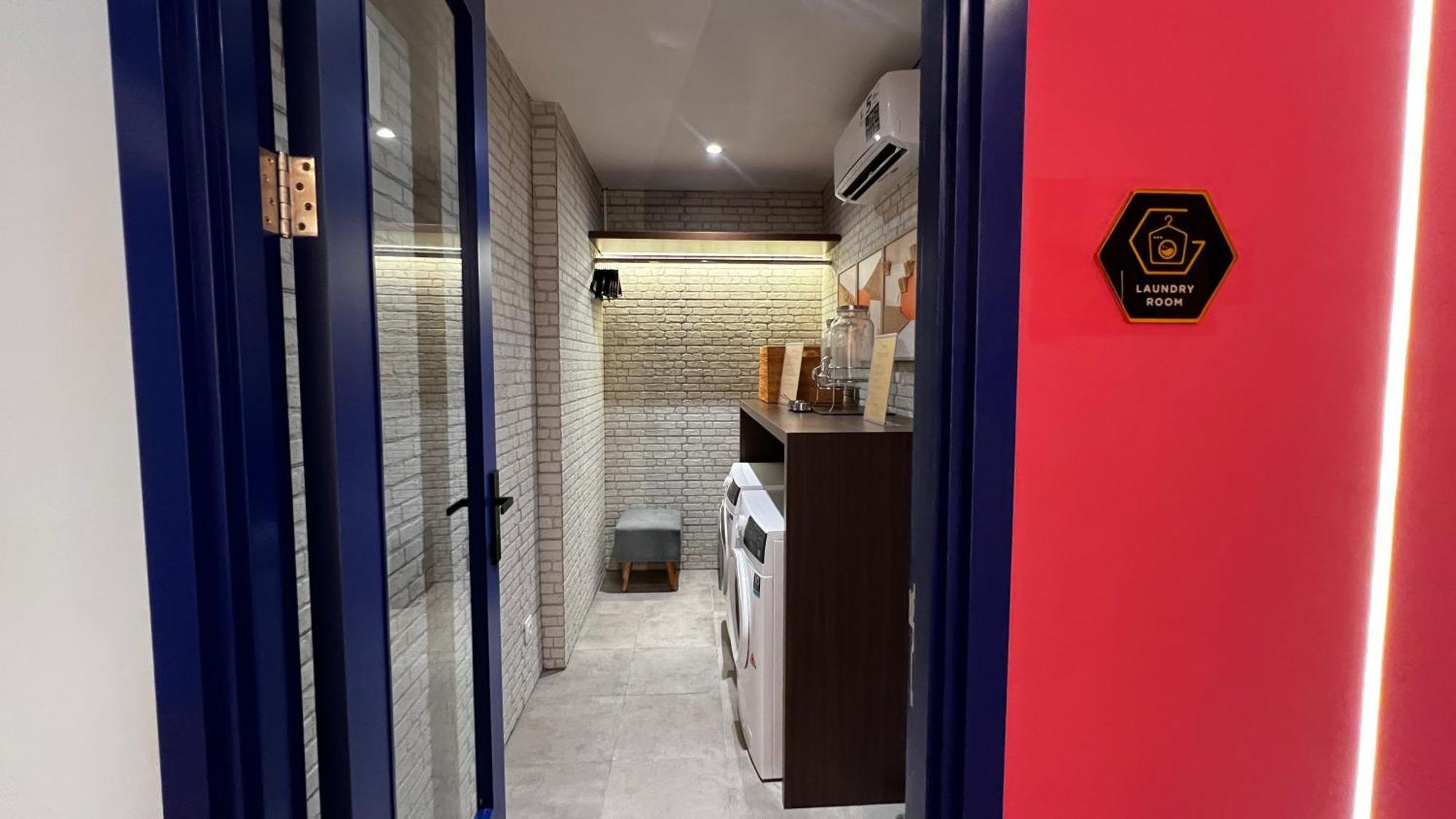 Yellow Bee Resort Cililitan ジャカルタ エクステリア 写真