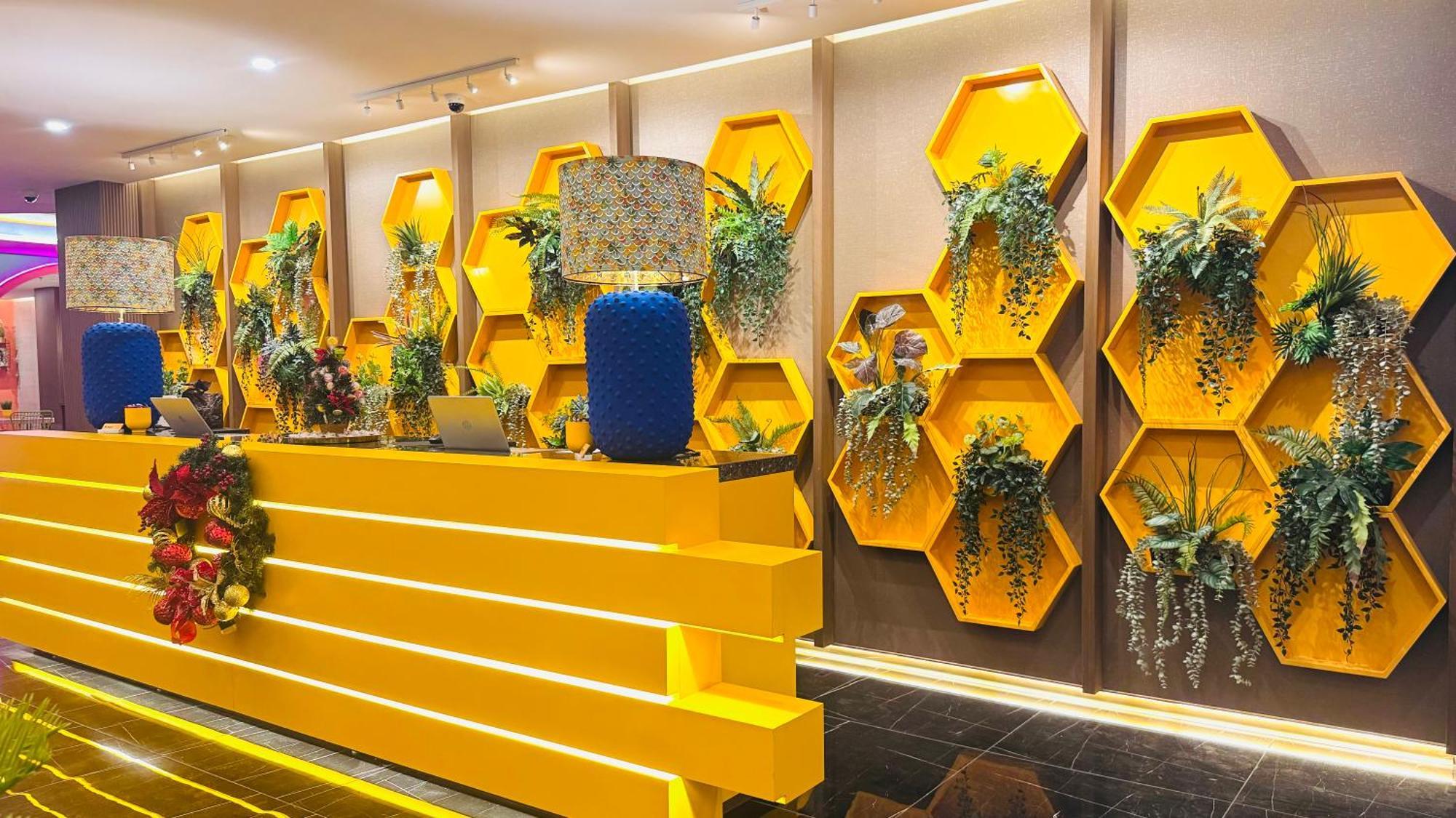 Yellow Bee Resort Cililitan ジャカルタ エクステリア 写真