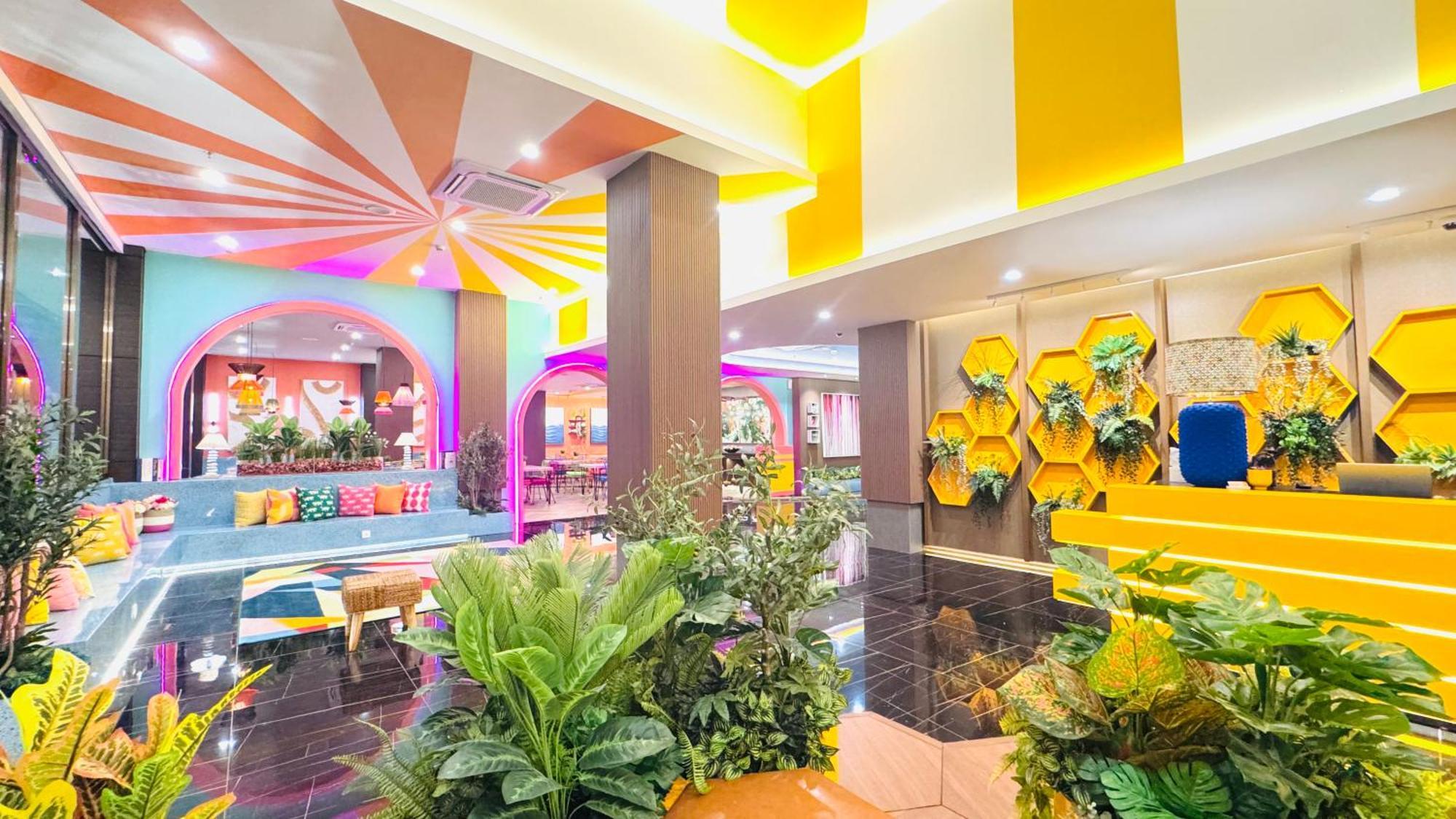 Yellow Bee Resort Cililitan ジャカルタ エクステリア 写真